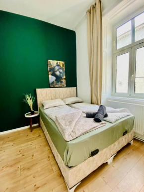 Spacious 8BR Apartment- 7 min to Hauptbahnhof